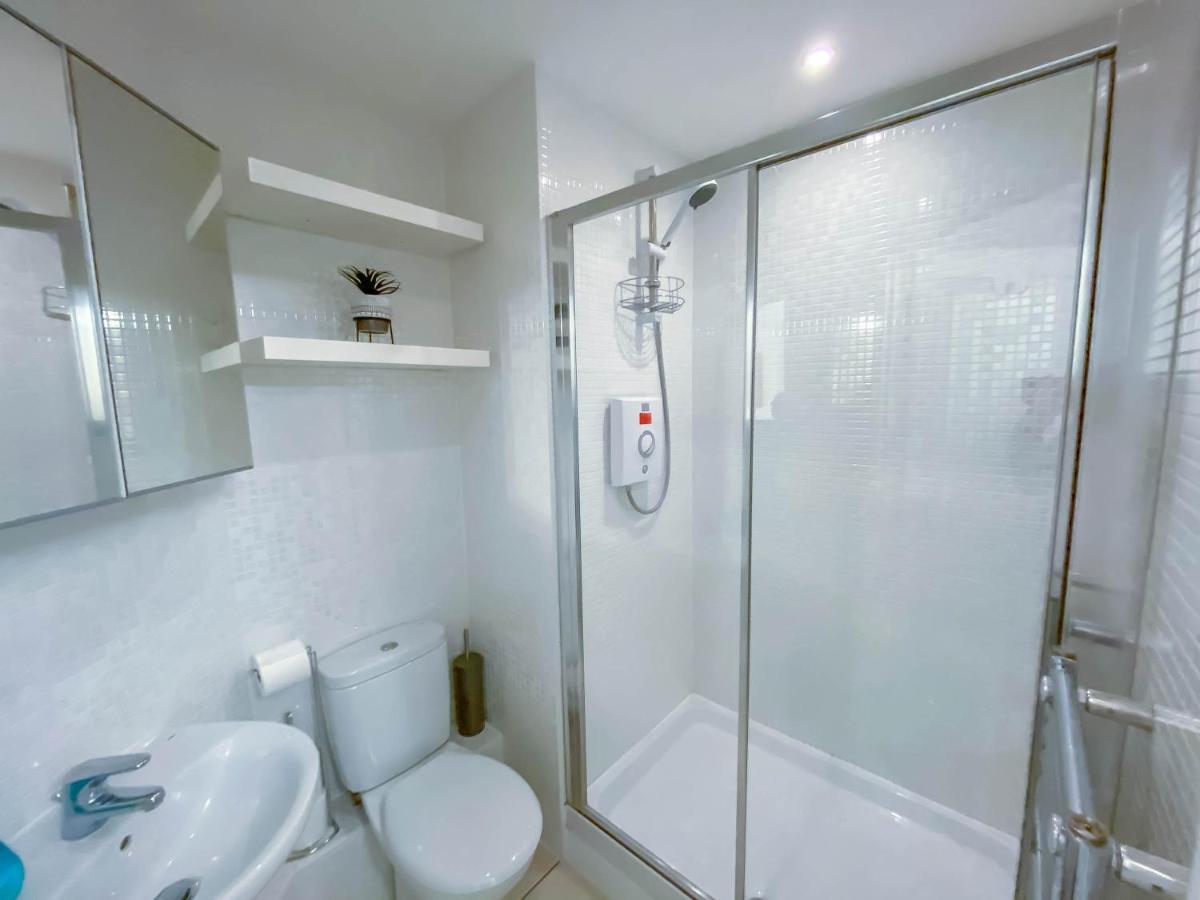 The Augustine - Modern Two Bed Ground Floor Apartment With Parking 캔터베리 외부 사진